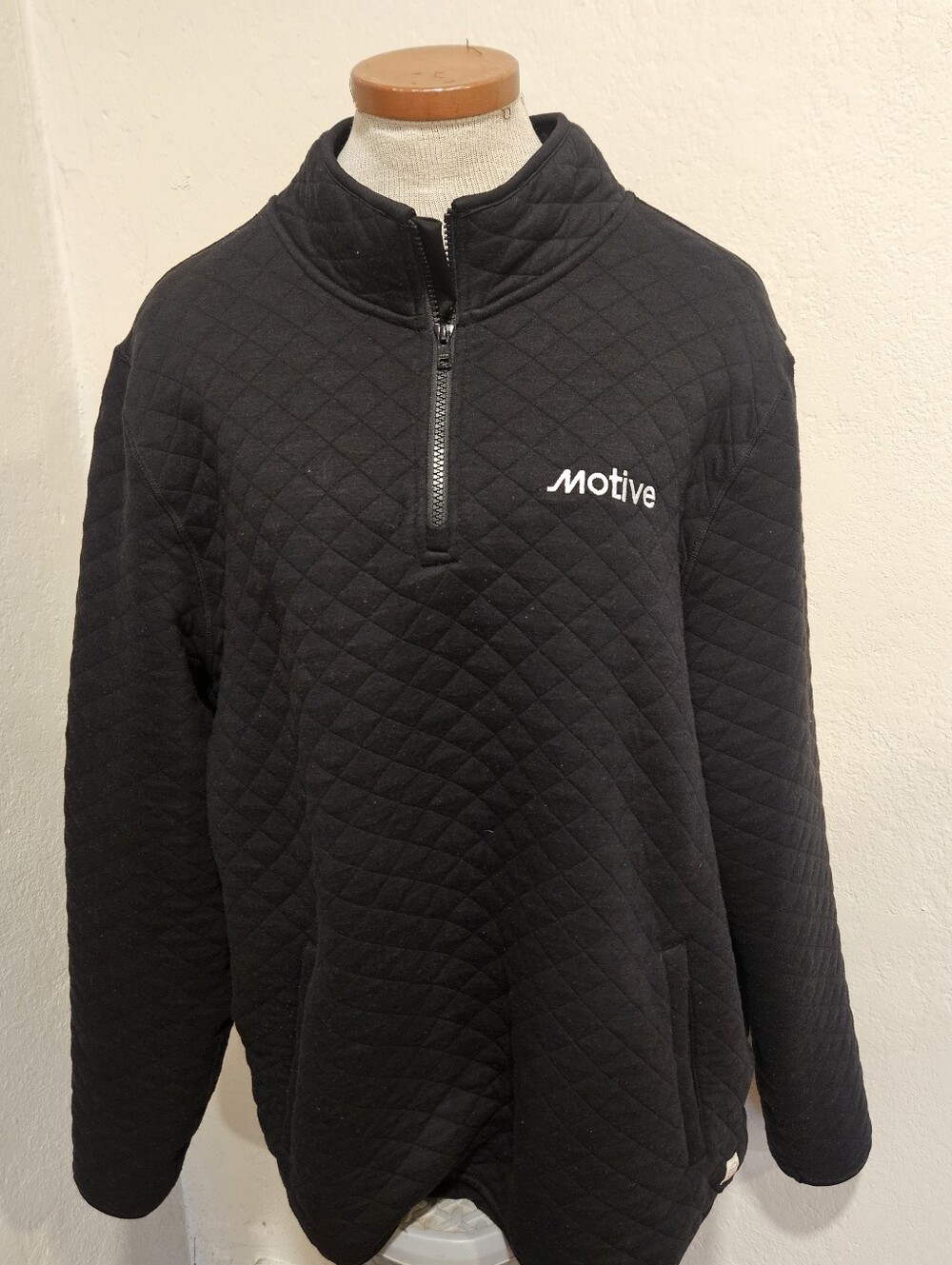 MARINE LAYER MEN'S CORBET QUILTED 1/4 ZIP Pullover "Motive" Logo